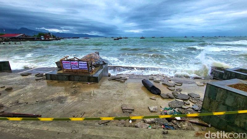 Suasana di Alun-alun Laut Gadobangkong, Palabuhanratu, Kabupaten Sukabumi.