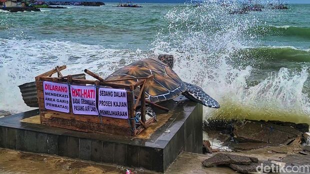 Suasana di Alun-alun Laut Gadobangkong, Palabuhanratu, Kabupaten Sukabumi.