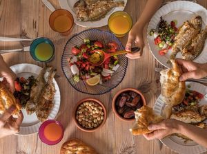 Jangan Kalap Saat Sahur dan Buka Puasa! Ini 5 Bahaya Makan Berlebihan