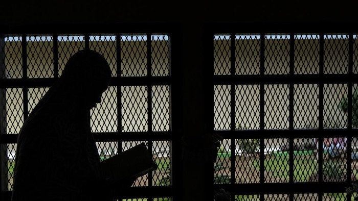 Warga binaan mengikuti tadarus Al Quran di Lapas Perempuan Kelas III Kendari, Sulawesi Tenggara, Sabtu (16/3/2024). Lapas tersebut melaksanakan shalat tarawih dan program pengajian Al Quran one day one jus bagi warga binaan yang beragama Islam selam bulan Ramadhan. ANTARA FOTO/Jojon/wpa.