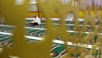 Seorang warga sedang tadarus di Masjid Al Akbar Surabaya.