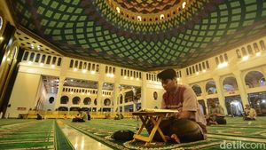 Semangat Jemaah Masjid Al Akbar Surabaya Khatamkan Al-Quran di Bulan Suci
