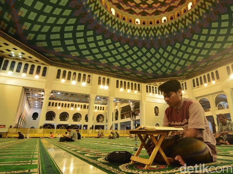 Semangat Jemaah Masjid Al Akbar Surabaya Khatamkan Al-Quran di Bulan Suci
