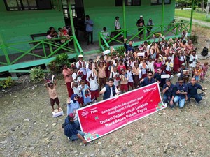 Telkomsel Serahkan Donasi Ratusan Pasang Sepatu untuk Pelajar di Papua