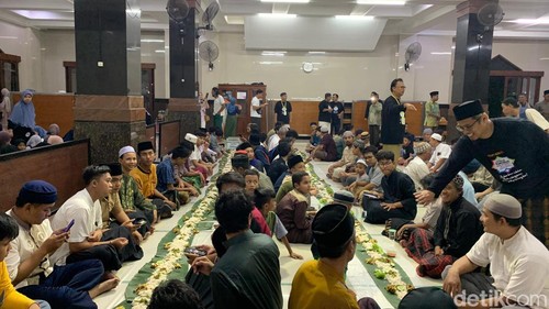 Tradisi megibung saat buka puasa bersama di  Baitul Makmur Monang Maning, Denpasar, Bali.