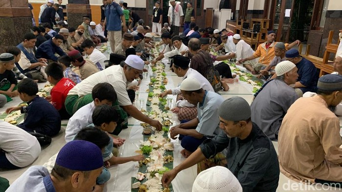 Tradisi megibung saat buka puasa bersama di  Baitul Makmur Monang Maning, Denpasar, Bali.