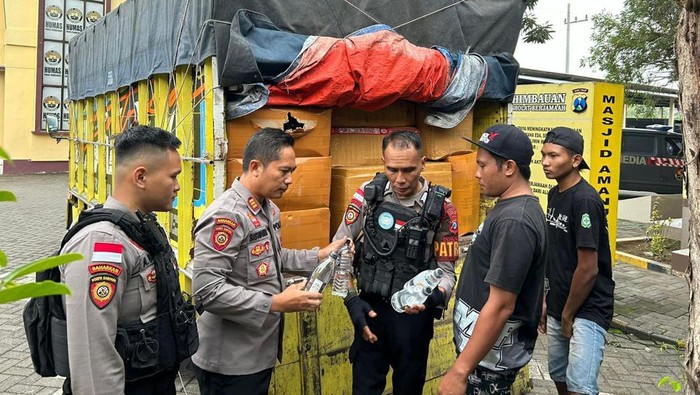 Truk muat Arak Bali yang diamankan polisi saat hendak mengirimkan miras itu ke Probolinggo.