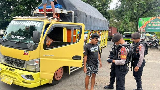 Truk muat Arak Bali yang diamankan polisi saat hendak mengirimkan miras itu ke Probolinggo.