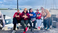 Menikmati kuliner tepi pantai