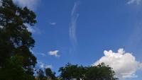 Langit biru yg mendukung cuaca indah pada hari itu di Sopo Guru Tatea Bulan.