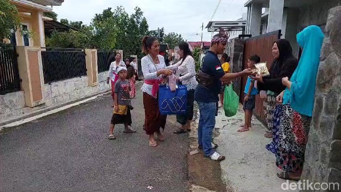 Umat Hindu di Kelurahan Labuhan Dalam, Kecamatan Tanjung Senang, Bandar Lampung membagikan takjil kepada umat muslim yang menjalankan ibadah puasa.