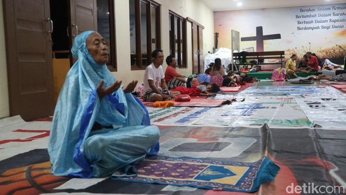 Umat muslim korban banjir saat mengungsi di Aula GKMI Tanjungkarang Kudus, Sabtu (16/3/2024). Tampak umat muslim menjalankan ibadah salat subuh.