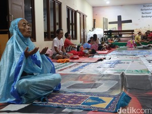 Potret Toleransi dari Kudus, Pengungsi Banjir Salat di Aula Gereja