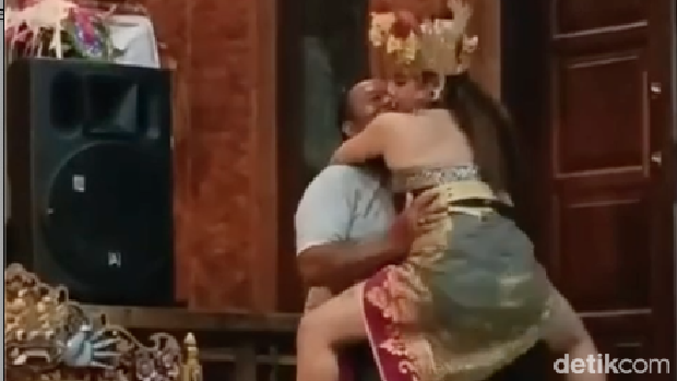 Viral penari joget bumbung erotis di Bali.