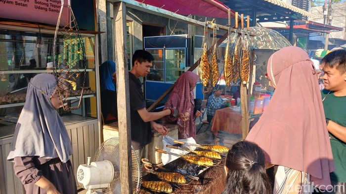 Warga berbur ikan bakar di pasar tradisional Tanjung Uma, Lubuk Baja, Batam, Kepulauan Riau.(Alamudin Hamapu/detikSumut)