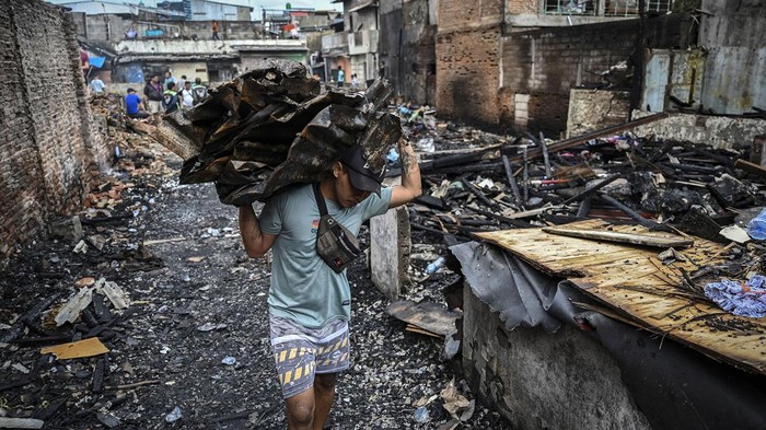 75 Petak Kontrakan-20 Rumah di Palmerah Ludes Terbakar Iqra yang terbakar tercecer di antara puing bangunan pascakebakaran di kawasan rumah padat penduduk Jalan Kota Bambu Raya, Palmerah, Jakarta Barat, Minggu (17/3/2024). Suku Dinas Penanggulangan Kebakaran dan Penyelamatan (Gulkarmat) Jakarta Barat mengatakan sebanyak 95 rumah terbakar yang diduga karena hubungan pendek arus listrik dari salah satu rumah kontrakan. ANTARA FOTO/Erlangga Bregas Prakoso/nym.