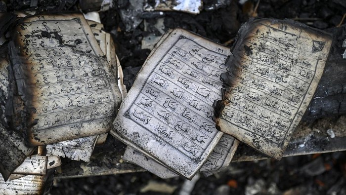 75 Petak Kontrakan-20 Rumah di Palmerah Ludes Terbakar Iqra yang terbakar tercecer di antara puing bangunan pascakebakaran di kawasan rumah padat penduduk Jalan Kota Bambu Raya, Palmerah, Jakarta Barat, Minggu (17/3/2024). Suku Dinas Penanggulangan Kebakaran dan Penyelamatan (Gulkarmat) Jakarta Barat mengatakan sebanyak 95 rumah terbakar yang diduga karena hubungan pendek arus listrik dari salah satu rumah kontrakan. ANTARA FOTO/Erlangga Bregas Prakoso/nym.