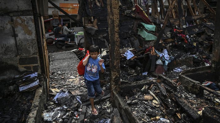 75 Petak Kontrakan-20 Rumah di Palmerah Ludes Terbakar Iqra yang terbakar tercecer di antara puing bangunan pascakebakaran di kawasan rumah padat penduduk Jalan Kota Bambu Raya, Palmerah, Jakarta Barat, Minggu (17/3/2024). Suku Dinas Penanggulangan Kebakaran dan Penyelamatan (Gulkarmat) Jakarta Barat mengatakan sebanyak 95 rumah terbakar yang diduga karena hubungan pendek arus listrik dari salah satu rumah kontrakan. ANTARA FOTO/Erlangga Bregas Prakoso/nym.
