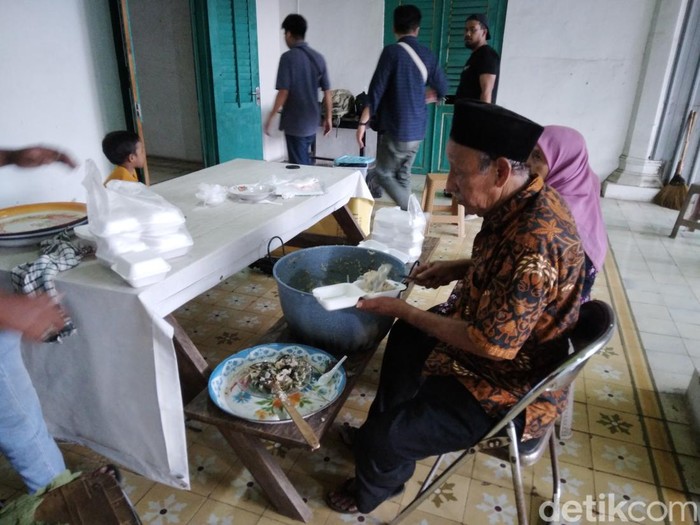 Abdullah tengah menyiapkan bubur Harisah untuk dibagikan ke jemaah masjid