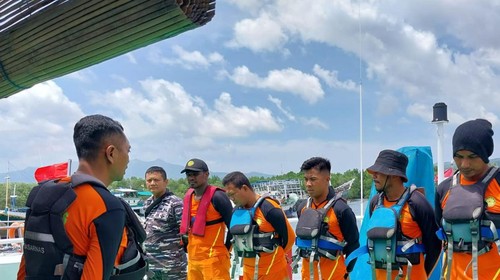 Tim SAR bersiap mencari korban tenggelam di perairan Ndodo, Kabupaten Ende, Nusa Tenggara Timur (NTT), Minggu (17/3/2024).