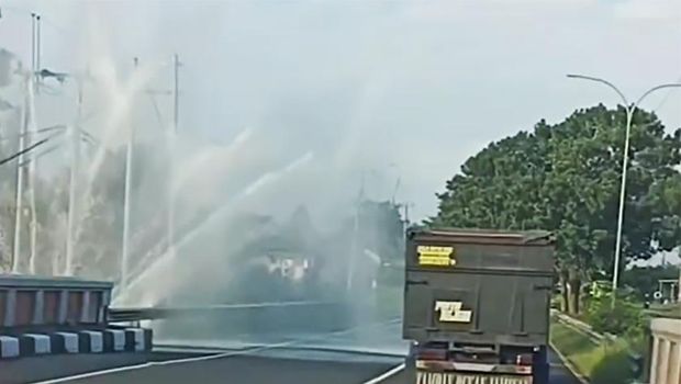 Semburan air dari pipa SPAM Petanu di Jalan Bypass IB Mantra, Gianyar, Minggu (17/3/2024).