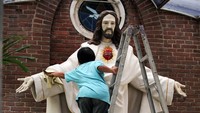 Umat Kristiani membersihkan semua bagian gereja tersebut.  