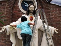 Aksi Bersih-bersih Gereja Jelang Paskah