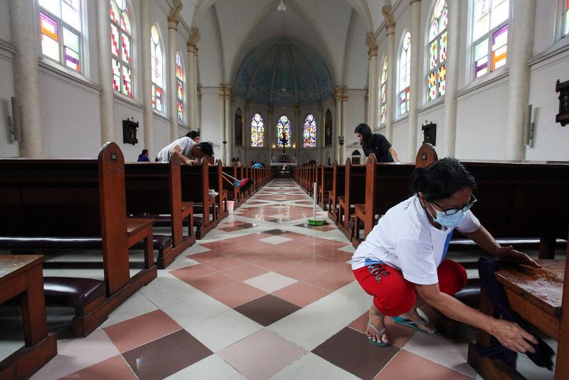 Umat Kristiani melaksanakan kerja bakti di Gereja Katolik Kelahiran Santa Perawan Maria di Jalan Kepanjen, Surabaya, Jawa Timur, Minggu (17/3/2024). Kerja bakti dengan membersihkan semua bagian gereja  yang merupakan bangunan cagar budaya dan biasanya disebut dengan Gereja Kepanjen tersebut dilakukan dalam rangka menyambut perayaan Paskah. ANTARA FOTO/Didik Suhartono/foc.