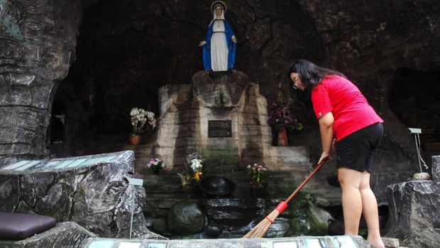 Umat Kristiani melaksanakan kerja bakti di Gereja Katolik Kelahiran Santa Perawan Maria di Jalan Kepanjen, Surabaya, Jawa Timur, Minggu (17/3/2024). Kerja bakti dengan membersihkan semua bagian gereja  yang merupakan bangunan cagar budaya dan biasanya disebut dengan Gereja Kepanjen tersebut dilakukan dalam rangka menyambut perayaan Paskah. ANTARA FOTO/Didik Suhartono/foc.