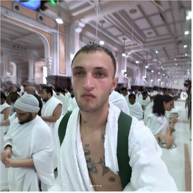 Anwar mengunggah empat foto yang memperlihatkan momen dirinya berada di Mekkah. Pada foto pertama, adik dari Gigi dan Bella Hadid itu tampak memakai kain ihram, berpose selfie saat sedang menjalani sai atau kegiatan berjalan kaki dan berlari-lari kecil di antara kedua bukit Shafa dan Marwah. Foto: Dok. Instagram Anwar Hadid