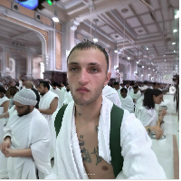 Anwar mengunggah empat foto yang memperlihatkan momen dirinya berada di Mekkah. Pada foto pertama, adik dari Gigi dan Bella Hadid itu tampak memakai kain ihram, berpose selfie saat sedang menjalani sai atau kegiatan berjalan kaki dan berlari-lari kecil di antara kedua bukit Shafa dan Marwah. Foto: Dok. Instagram Anwar Hadid