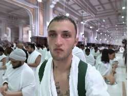 Model Anwar Hadid, Adik Gigi Hadid Umrah Saat Ramadhan, Bikin Kaget