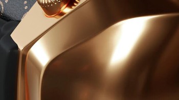 Emas 18 karat itu membalut bagian casing, crown, dan visor di bagian depan. Foto: Caviar