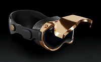Apple Vision Pro berbalut emas 18K