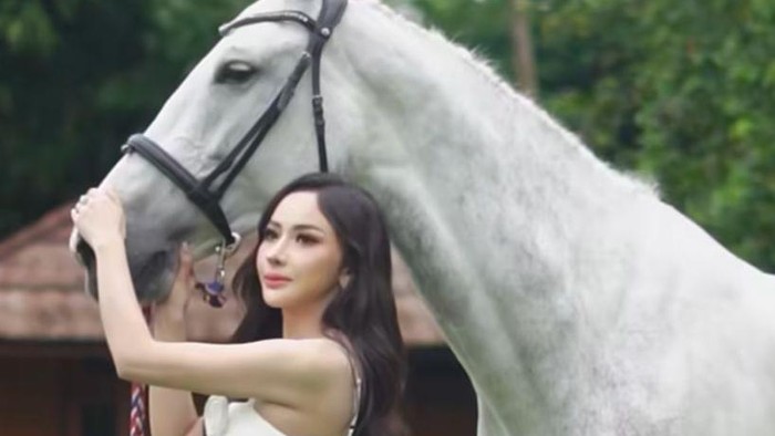 Apris Devita berpose bareng kuda pemberian Guntur Triyoga.