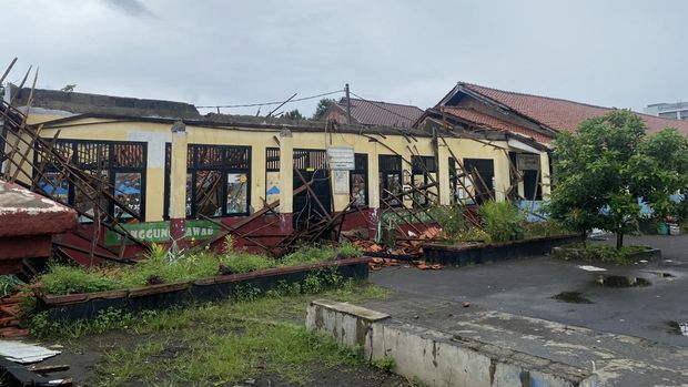 Atap sekolah dasar di Depok ambruk (Devi/detikcom)