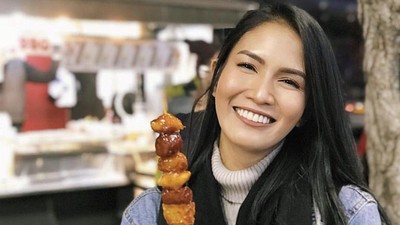 Aulia Sarah Pose Cantik Saat Jajan Yakitori dan Curry Rice