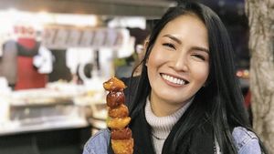Aulia Sarah Pose Cantik Saat Jajan Yakitori dan Curry Rice