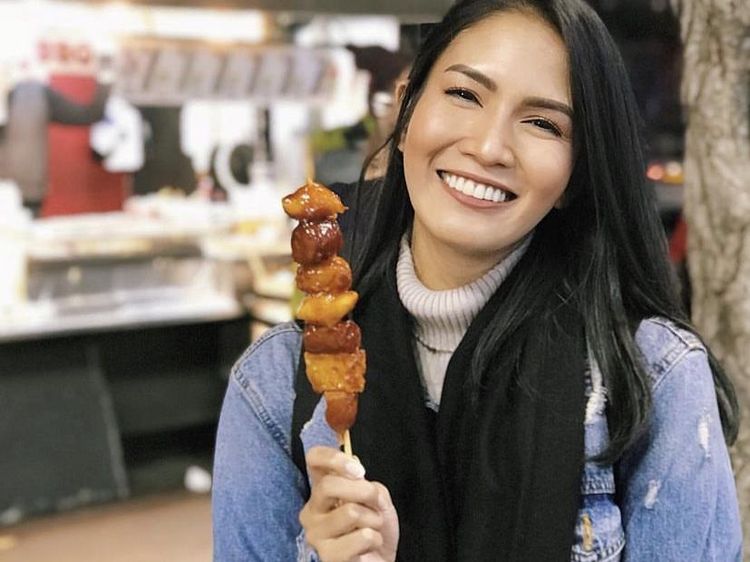 Aulia Sarah Pose Cantik Saat Jajan Yakitori dan Curry Rice