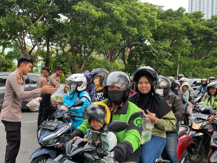 bagi-bagi takjil di depan mapolda jatim