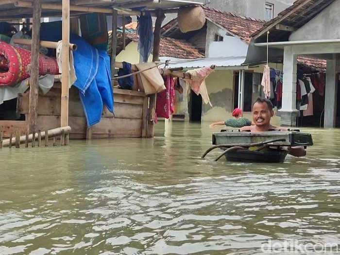Banjir di Dukuh Cangkring Pos, Desa Cangkring, Kecamatan Karanganyar, Kabupaten Demak, Minggu (17/3/2024) sore.