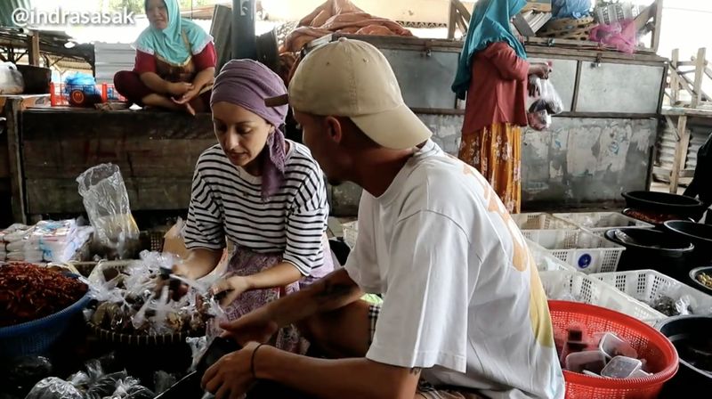 Begini Pengalaman Bule  Belanja Persiapan Puasa di Pasar Lombok