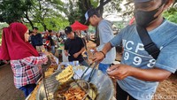 Keramaian ini terlihat saat Ramadan terutama menjelang berbuka puasa.  