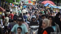 Warga tampak menyemut untuk berburu takjil di pasar tiban tersebut. 