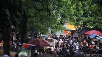 Warga akan kembali pulang sebelum azan magrib berkumandang. 