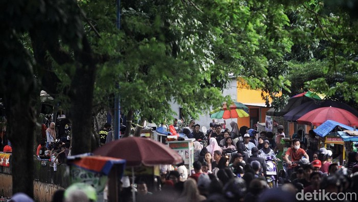 Sejumlah warga berburu takjil sembari menunggu waktu berbuka puasa (ngabuburit) di Jl Inspeksi Pesanggrahan, Jakarta Selatan, Minggu (17/3/2024). Berbagai jajanan dan foodstreet hingga baju serta wahana permainan ditawarkan di pasar tiban ini. Keramaian ini terlihat saat Ramadan terutama menjelang berbuka puasa.
