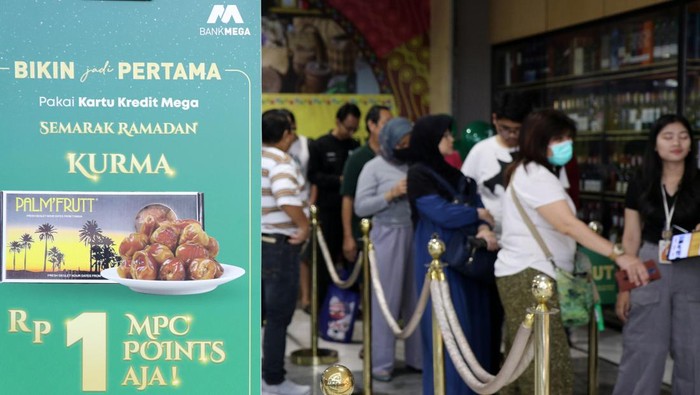 Bikin Jadi Pertama, Semarakkan Ramadan dengan Pembelian Kurma Hanya 1 MPC Point Credit Card & Personal Loan Product, Portfolio & Acquisition Marketing Head Bank Mega Bachren Ipon sedang berbincang dengan pemegang kartu kredit Bank Mega pada program Bikin Jadi Pertama di Transmart Kota Kasablanka, Jakarta, yaitu pembelian 1 box kurma untuk melengkapi santapan pembuka di Bulan Ramadhan, dengan hanya menukarkan 1 MPC point atau setara dengan Rp 1.