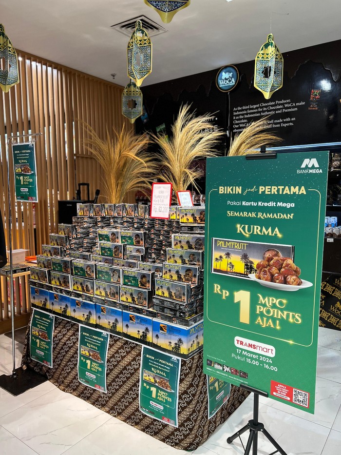Bikin Jadi Pertama, Semarakkan Ramadan dengan Pembelian Kurma Hanya 1 MPC Point Credit Card & Personal Loan Product, Portfolio & Acquisition Marketing Head Bank Mega Bachren Ipon sedang berbincang dengan pemegang kartu kredit Bank Mega pada program Bikin Jadi Pertama di Transmart Kota Kasablanka, Jakarta, yaitu pembelian 1 box kurma untuk melengkapi santapan pembuka di Bulan Ramadhan, dengan hanya menukarkan 1 MPC point atau setara dengan Rp 1.