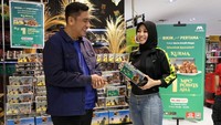 Credit Card & Personal Loan Product, Portfolio & Acquisition Marketing Head Bank Mega Bachren Ipon sedang berbincang dengan pemegang kartu kredit Bank Mega pada program Bikin Jadi Pertama di Transmart Kota Kasablanka, Jakarta. Lewat program ini nasabah bisa melakukan pembelian 1 box kurma untuk melengkapi santapan pembuka di Bulan Ramadan dengan hanya menukarkan 1 MPC point atau setara dengan Rp 1.