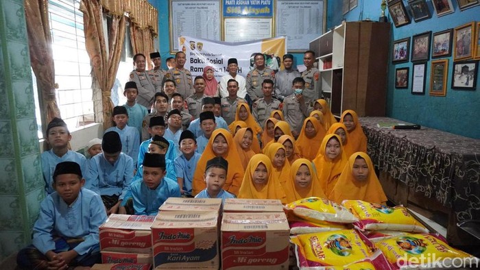 Biro SDM Polda Sumsel memberikan bantuan sembako ke panti asuhan.